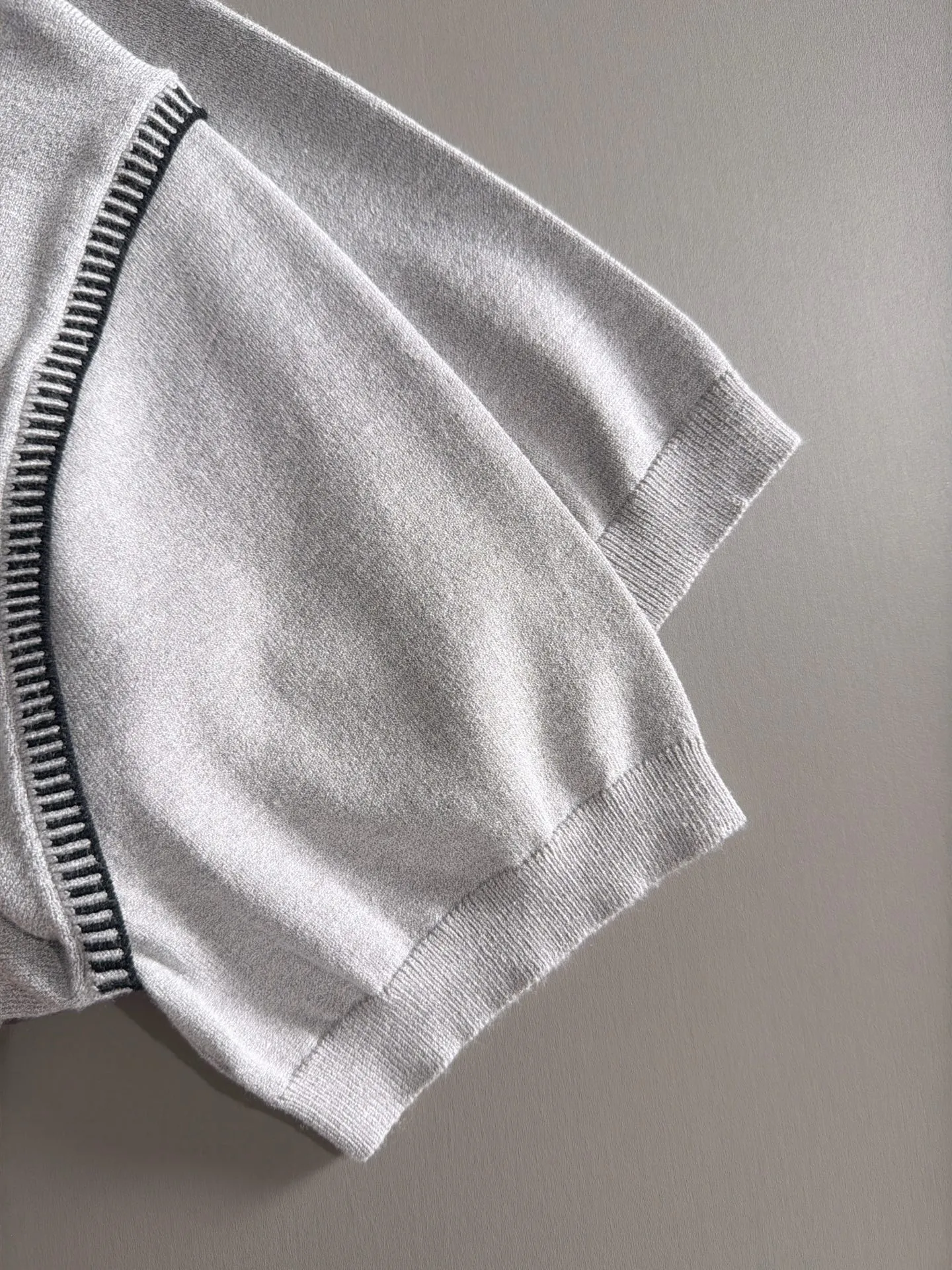 LP high quality Loro Piana 26ss New Arrival men's short-sleeved knitted T-shirt. Made of combed cotton yarn knitted cotton fabric, no pressure when entering and exiting the counter. Exclusive control of raw materials. It feels substantial when weighed, and the upper body is more textured than ordinary T-shirts. This texture can handle the weather easily and is suitable for both hot and cold! Loose fit design, looks noble. The only correct version is available Size: M to 4XL